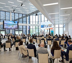 Personen sitzen im Konferenzsaal bei einem Vortrag