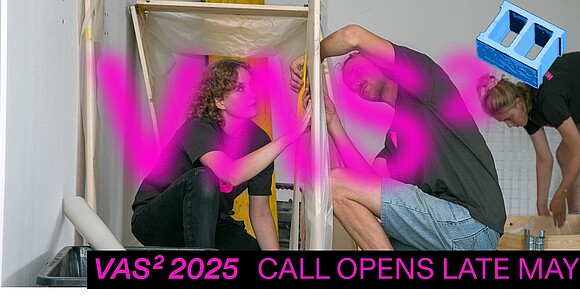 2 Teilnehmerinnen bauen ein Modell, davor das Logo der VAS