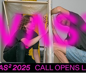 2 Teilnehmerinnen bauen ein Modell, davor das Logo der VAS