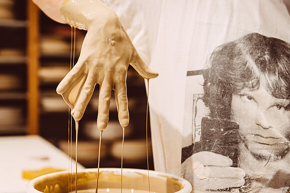 Nasser Ton rinnt von Hand