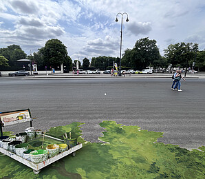 Stadtraum mit gemalter Kulisse im Vordergrund