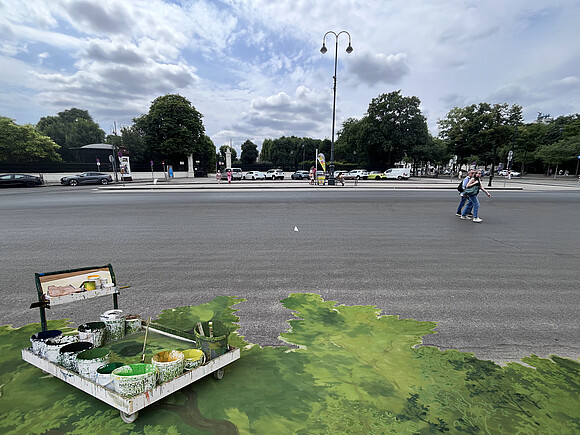 Die Stadt führt sich auf Stadtraum mit gemalter Kulisse im Vordergrund