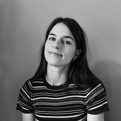 Foto einer jungen Frau mit langen dunklen Haaren