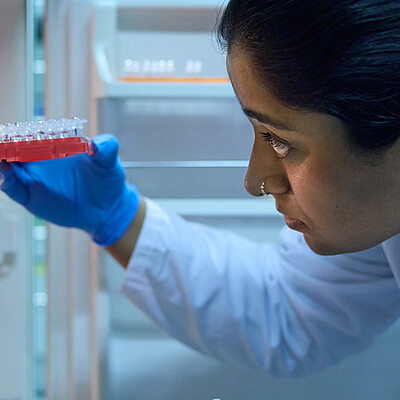 Biotechnologie Frau arbeitet in einem Biotechnologie Labor