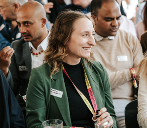 Zwei Frauen im Gespräch