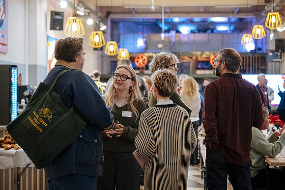 Personen beim Networking bei einer Veranstaltung in der Markterei