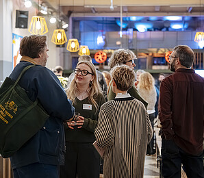 Personen beim Networking bei einer Veranstaltung in der Markterei