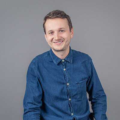 Jan Juriga Männliche Person, lächelnd, dunkles Hemd, dunkle kurze Haare
