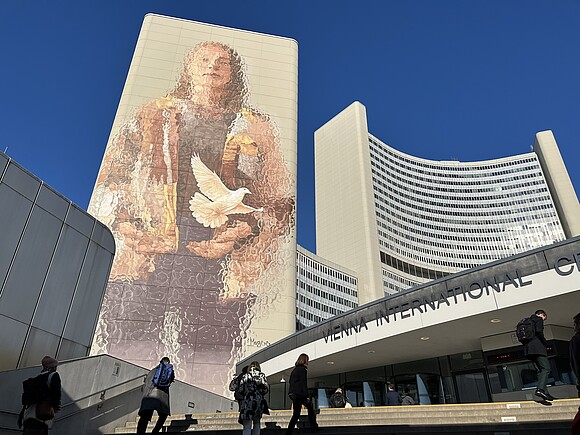 Vienna International Center Eingang Eingang Vienna International Center – UN Wien. Am Gebäude: Wandbild mit Person und Friedenstaube
