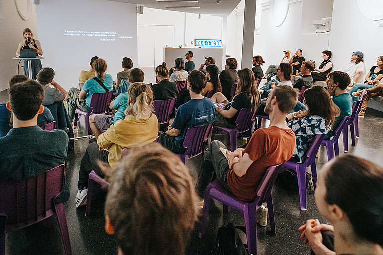 Frau hält Vortrag vor Publikum