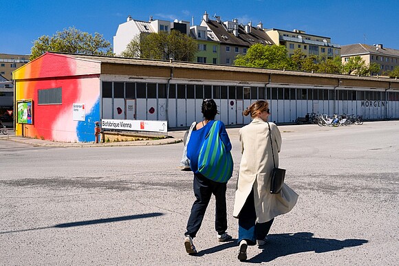 Zwei Personen gehen auf das Areal des Nordwestbahnhof