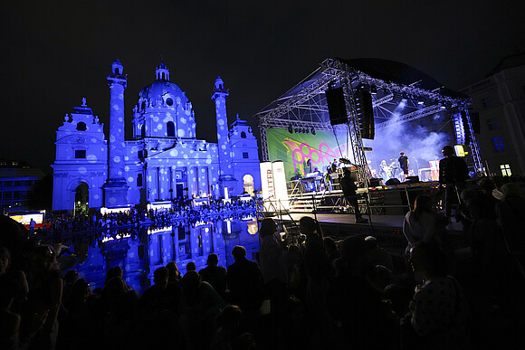 Karlkirche mit pinken Visuals bespielt