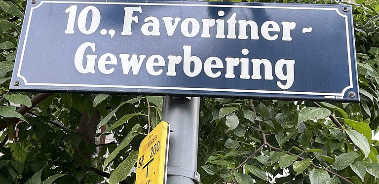 Straßenschild Favoritner Gewerbering