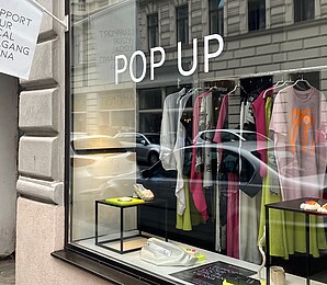 Außenansicht des PopUp Shops, Auslage mit Kleidung