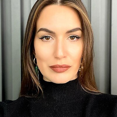 Foto einer jungen Frau mit langen Haaren