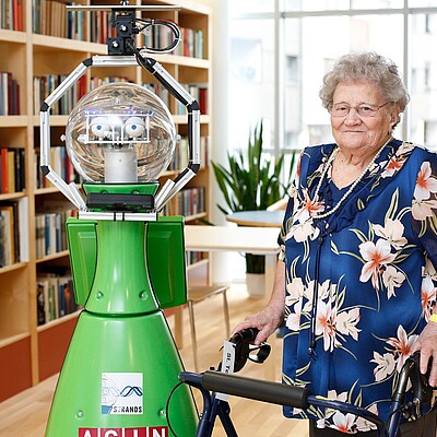 Caring Robots Alte Frau mit einem Caring Robot