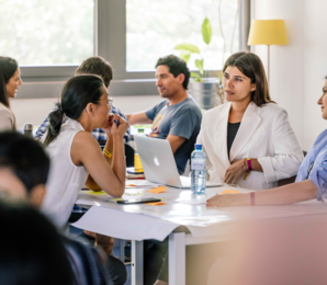 Drei Frauen beim Arbeiten während Workshop