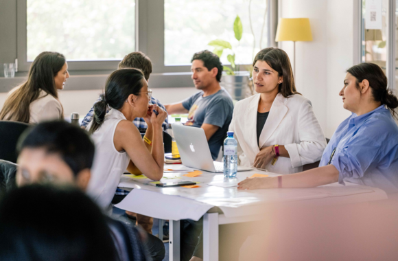 Drei Frauen beim Arbeiten während Workshop