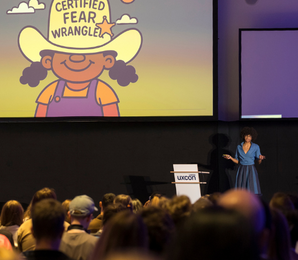 Vortragssituation auf uxcon - Frau präsentiert vor Screen