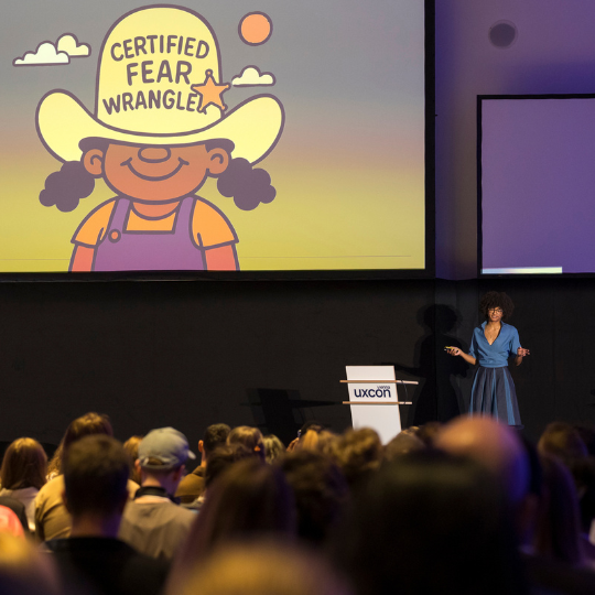 UXCON Vienna Titelbild Vortragssituation auf uxcon - Frau präsentiert vor Screen