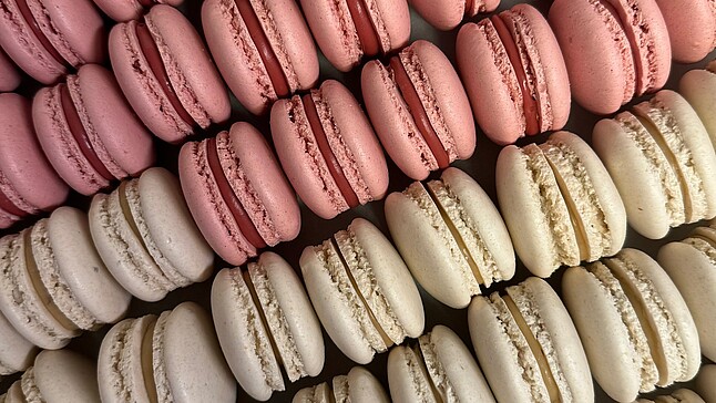 Mehrere Macarons in rosa und grau 