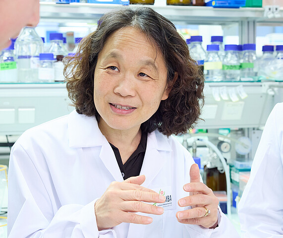 Wissenschaftlerin Elly Tanaka mit ihrem Forschungsteam im Labor