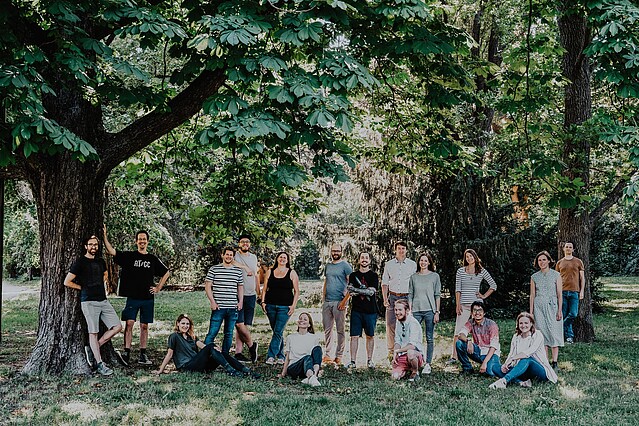 Arkeon: Ein Teamfoto im Freien unter einem Baum. 