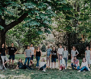 Arkeon: Ein Teamfoto im Freien unter einem Baum. 