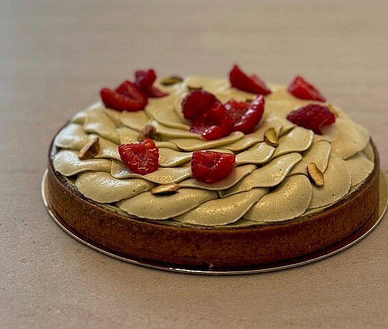 Eine Torte mit Himbeeren 