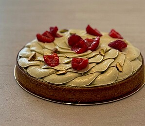 Eine Torte mit Himbeeren 