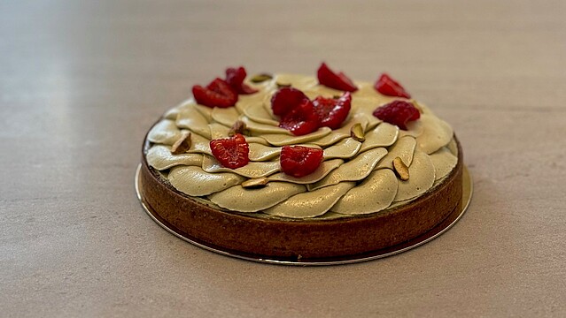 Eine Torte mit Himbeeren 