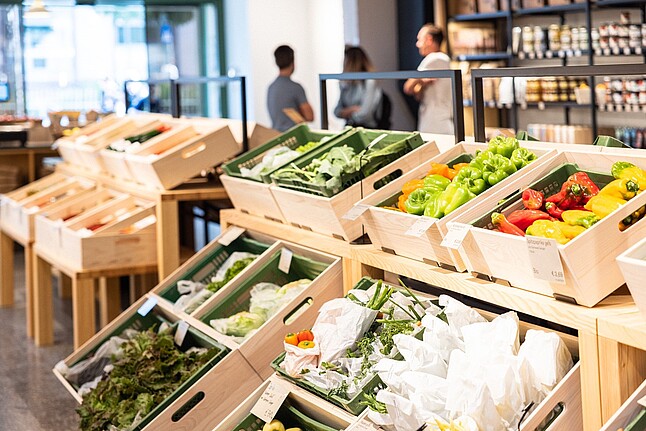 Markta: Obst und Gemüse in Holzkisten in der ersten markta-Filiale.