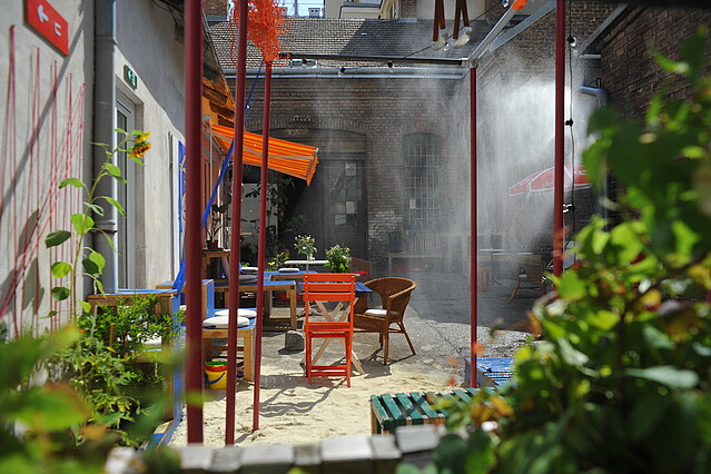 Kollektiv Kaorle - ein Lido für Ottakring: Blick in einen begrünten Innenhof mit Sitzmöglichkeiten