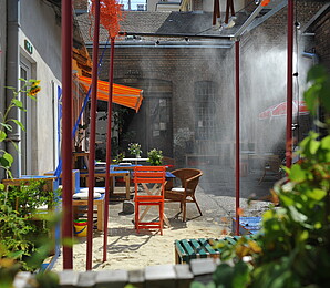 Kollektiv Kaorle - ein Lido für Ottakring: Blick in einen begrünten Innenhof mit Sitzmöglichkeiten