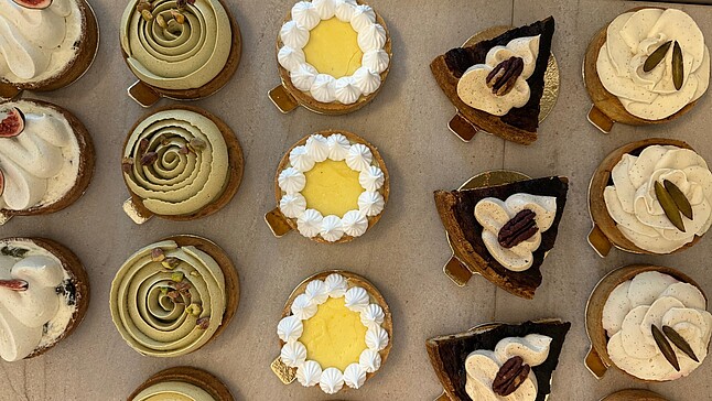 Verschiedene Kuchen und Tartes in einer Reihe