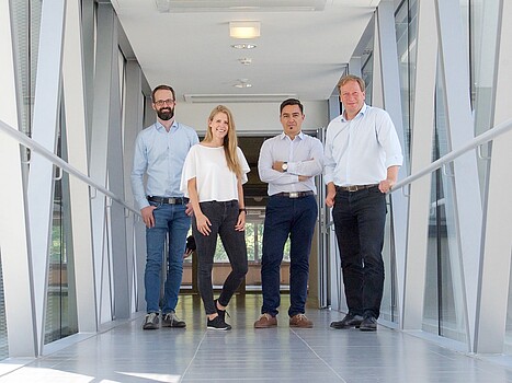 Auf dem Foto sieht man die Gründer*innen von UpNano, von links nach rechts: Peter Gruber, Denise Hirner, Aleksandr Ovsianikov, Bernhard Küenburg.