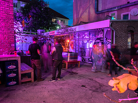 Kollektiv Kaorle - ein Lido für Ottakring: Menschen stehen am Abend im Innenhof