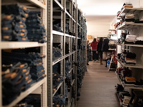 Auf diesem Bild sieht man das Lager von TORLAND. Die nachhaltigen Jeans sind ordentlich in den Regalen geschlichtet.