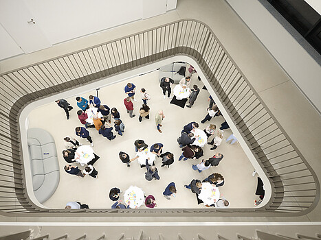 Das Atrium im Technologiezentrum Seestadt von oben während einer Veranstaltung