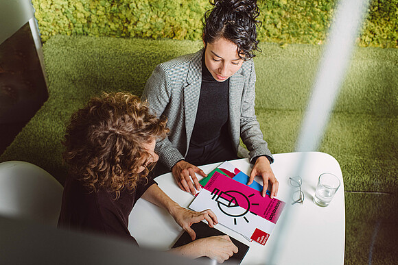 Beratung für Unternehmen, Gründer*innen und Startups in der Wirtschaftsagentur Wien. Zwei Frau sitzen gemeinsam an einem Tisch und unterhalten sich.