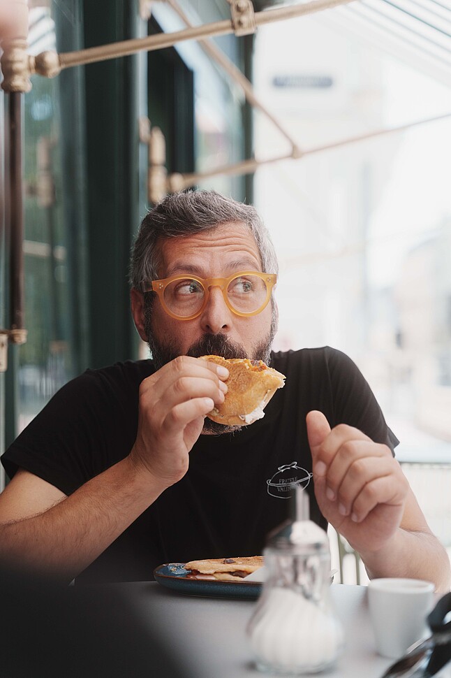Pasquiale isst ein Panini.