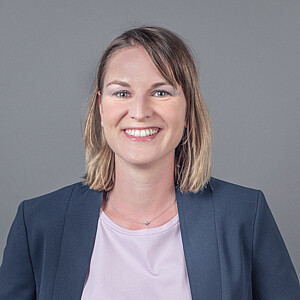 Jungbluth_Urtz_Katharina_HR_Organisation Portrait von Katharina Jungbluth-Urtz, eine Frau mit schulterlangen brünetten Haaren