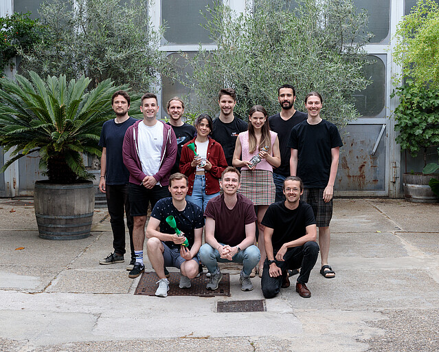 Gate Space: Ein Gruppenfoto vom Gate Space Team in einem Innenhof